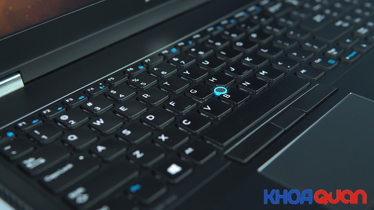 Trackpoint màu xanh giúp người dùng thao tác chuột thuận tiện trên bàn phím