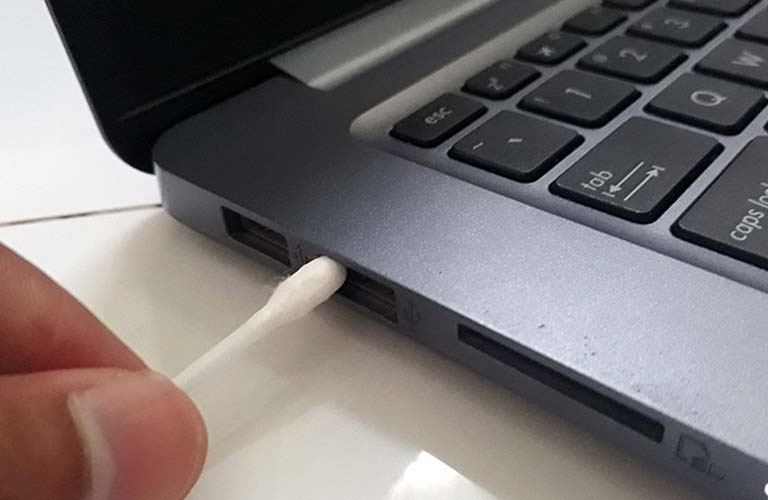 Sử dụng tăm bông để vệ sinh cho cổng USB của laptop và Dcom 3G