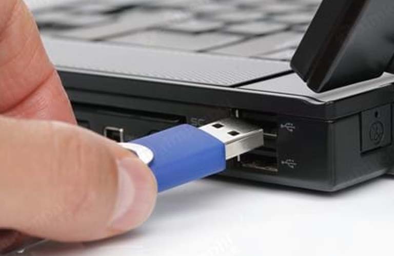 Kiểm tra sơ bộ laptop và USB của bạn