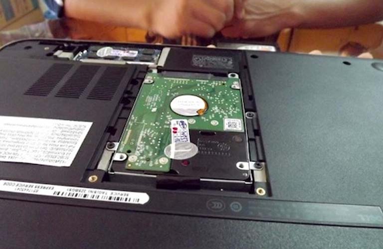Phần mặt sau của laptop khi ổ cứng đã được mở ra để thay thế