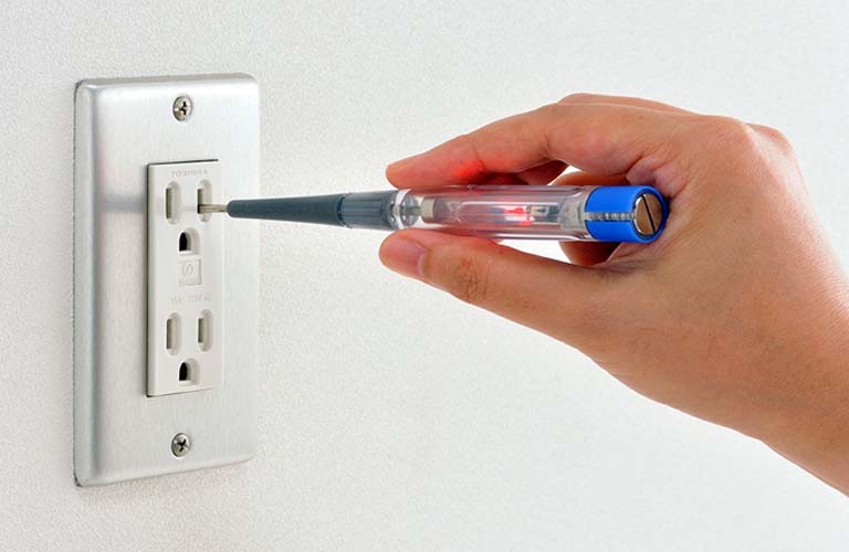 Nếu nghi ngờ ổ điện cung cấp điện bị chập mạch bạn có thể kiểm tra bằng bút thử điện