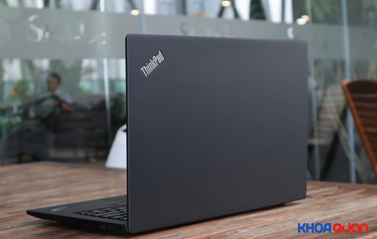 Khung máy Lenovo ThinkPad Yoga X390 được làm từ sợi Carbon thủy tinh và Magie nên vô cùng bền bỉ cho cảm giác chắc tay khi cầm nắm