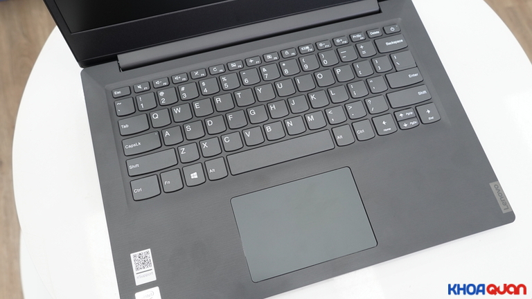 Bàn phím laptop Lenovo V14-IIL có hành trính phím dài và cho khả năng gõ tốt, chính xác