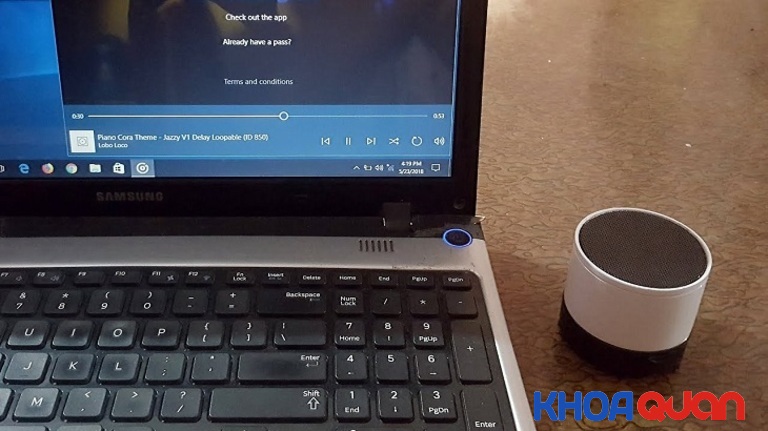Đặt thiết bị kết nối gần laptop để có thể đảm bảo khoảng cách khi kết nối Bluetooth