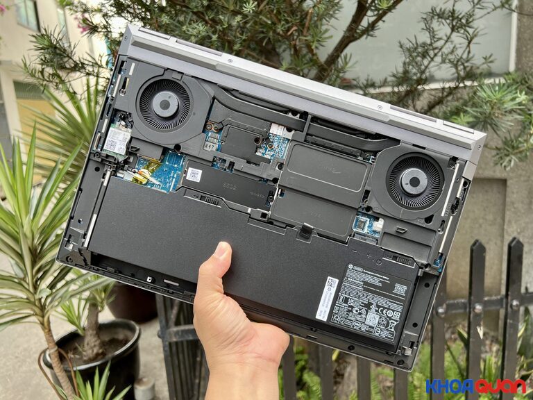 Toàn bộ linh kiện bên trong của HP ZBook Fury 15 G8 i7 sau khi đã được tháo phần nắp